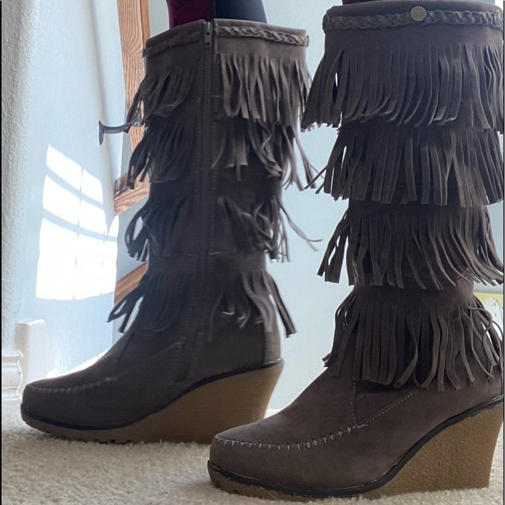 Wedge boots with fringe